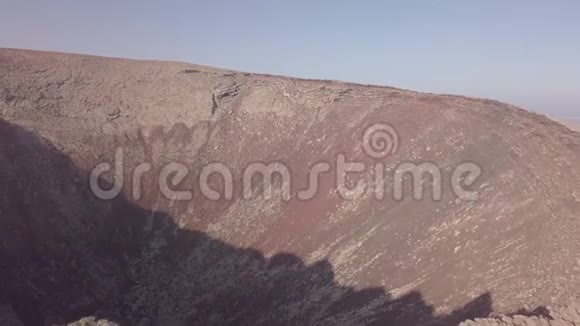 火山口的空中景色视频的预览图