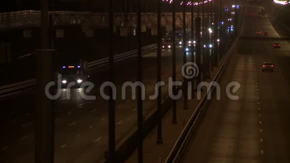 街道交通晚上视频视频的预览图