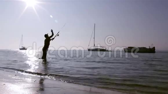 在葡萄牙阿尔加维的里亚福沙湿地的渔民剪影视频的预览图