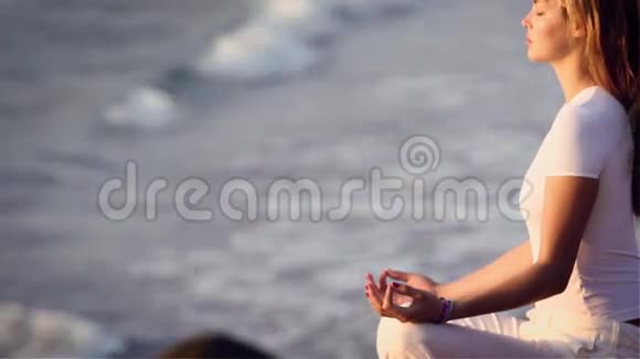 那个练习瑜伽的年轻女人视频的预览图
