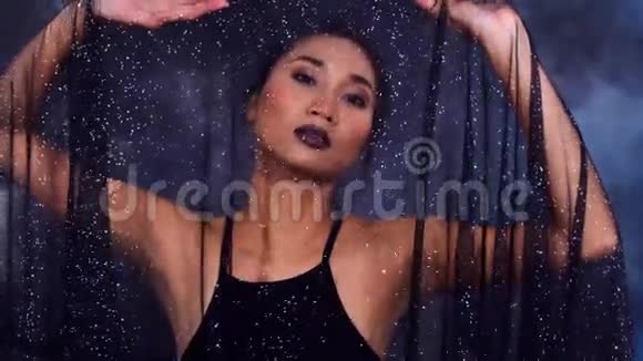 烟潭皮肤亚洲女人黑发黑唇与视频的预览图