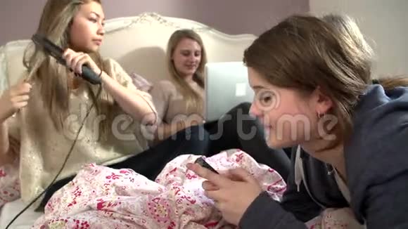三个少女一起在卧室放松视频的预览图