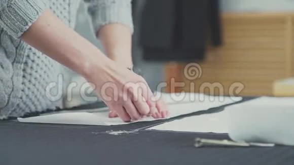 女人缝衣服女裁缝的双手特写视频的预览图