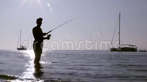 在葡萄牙阿尔加维的里亚福沙湿地的渔民剪影视频的预览图