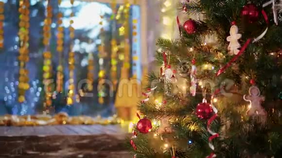 圣诞树上的圣诞装饰视频的预览图