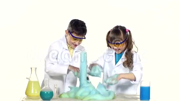 两个可爱的化学家孩子很有趣视频的预览图