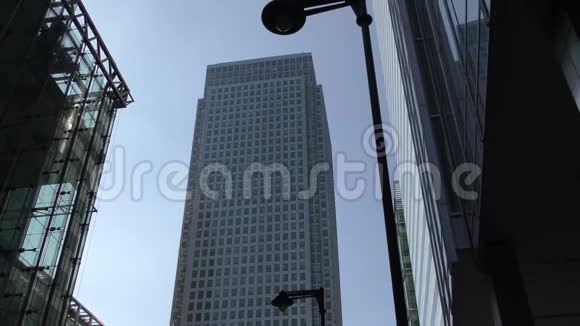 商业区的摩天大楼视频的预览图