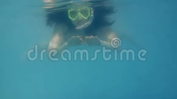在水下游泳的漂亮女孩视频的预览图