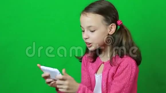 情绪化的小女孩在玩智能手机视频的预览图