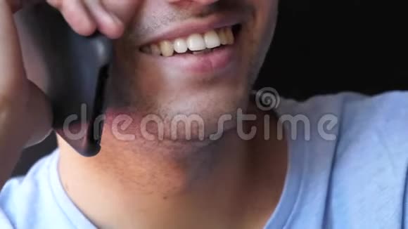 一个男人在电话里说话的微笑视频的预览图