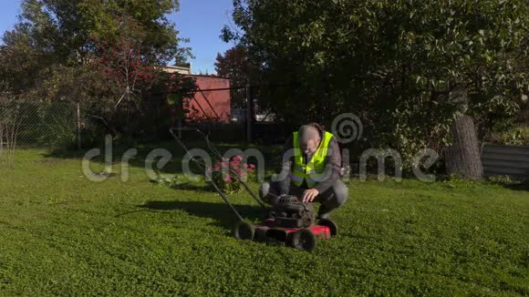 工人启动割草机视频的预览图