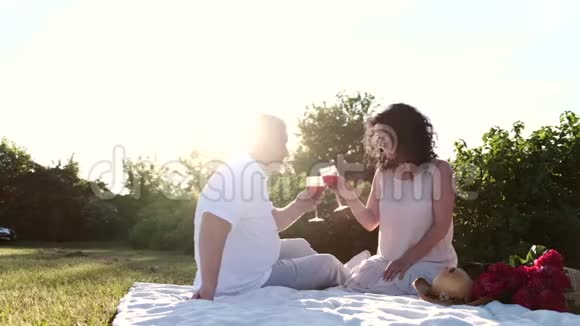 成熟的情侣在花园里野餐视频的预览图
