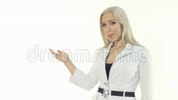 穿白色夹克的成功女商人视频的预览图