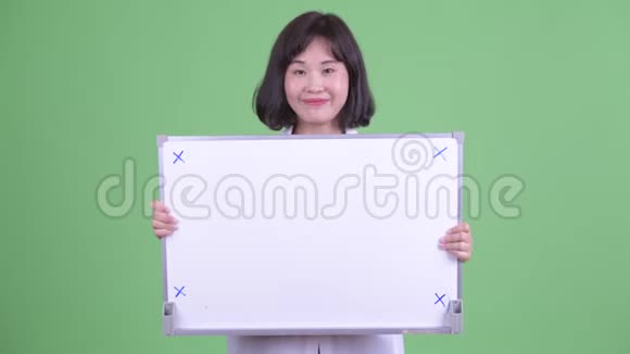 快乐的亚洲女商人持有白板视频的预览图