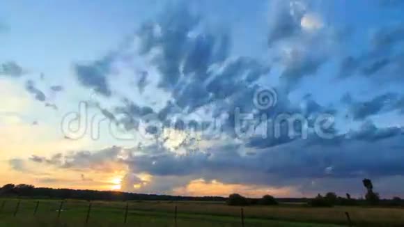 日落和雷暴闪电闪烁时间视频的预览图