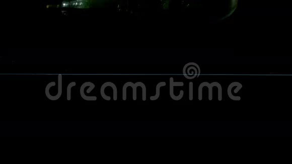 古杰特在黑色的背景下落水视频的预览图