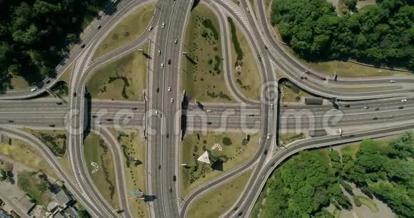基辅涡轮公路立交的鸟瞰图夏天的城市景观视频的预览图