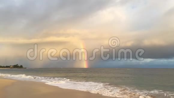 在夏威夷考艾岛日落时天空中的彩虹在太平洋上方从凯卡哈的海滩观看视频的预览图