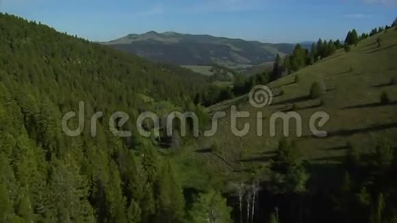 狭窄山谷和山脉的空中拍摄视频的预览图