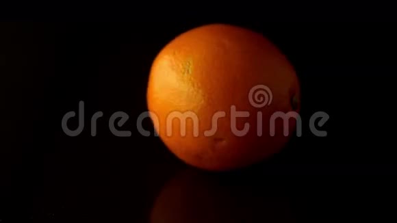 橙色在黑色表面旋转视频的预览图