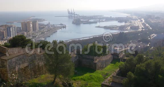 马拉加日光城直布罗陀法罗城堡湾和港口景观4k视频的预览图