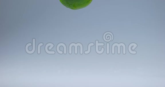 青柠檬柑橘枳壳落在水上的果实视频的预览图