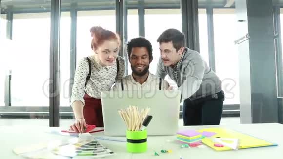 男性创意主管与同事握手视频的预览图