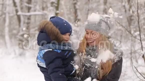 母子俩在公园里玩雪视频的预览图