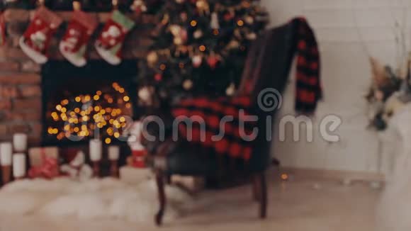 室内有优雅的圣诞树壁炉和圣诞袜视频的预览图