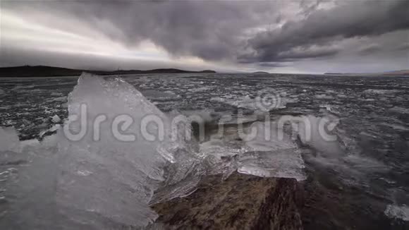 湖面上融化的冰视频的预览图