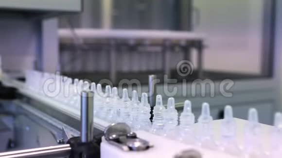 百瓶的生产线滴鼻液的生产无菌培养基一排带药的瓶子视频的预览图