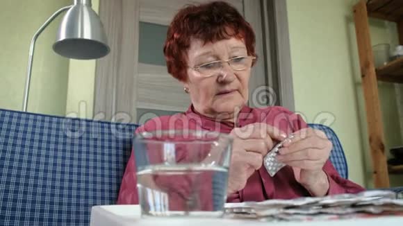 年迈的祖母吃药视频的预览图