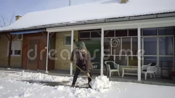 打扫卫生的人在院子里铲雪视频的预览图