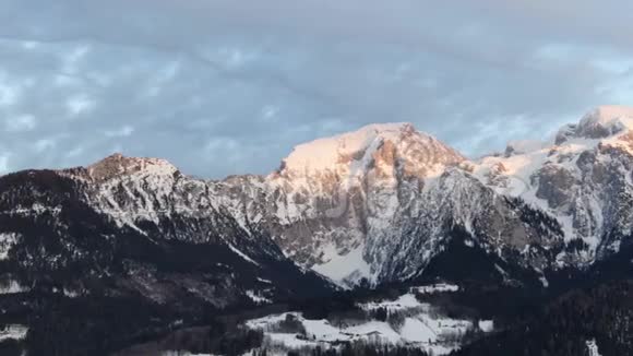 山上的空中镜头岩石峰覆盖着雪4k视频的预览图