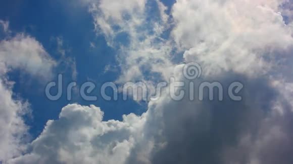 移动的云和蓝天关闭天空之云视频的预览图