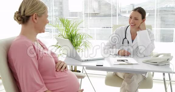 医生和她怀孕的病人谈话视频的预览图