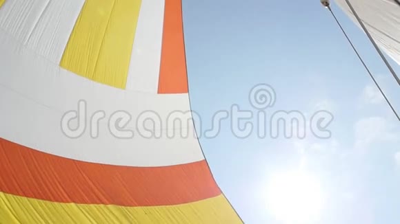 五彩缤纷的帆在天空的背景上视频的预览图