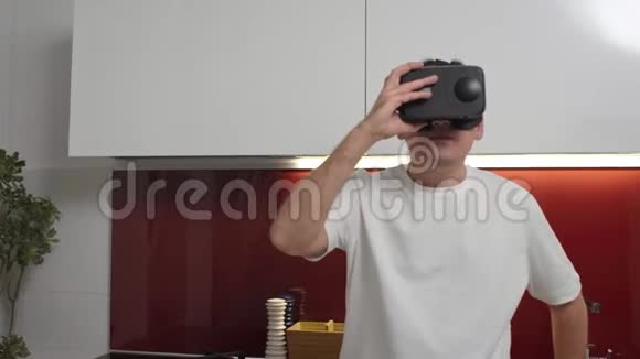 享受虚拟现实谷歌厨房虚拟现实耳机的男性视频的预览图