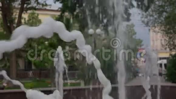 喷泉缓慢运动水流下落视频的预览图