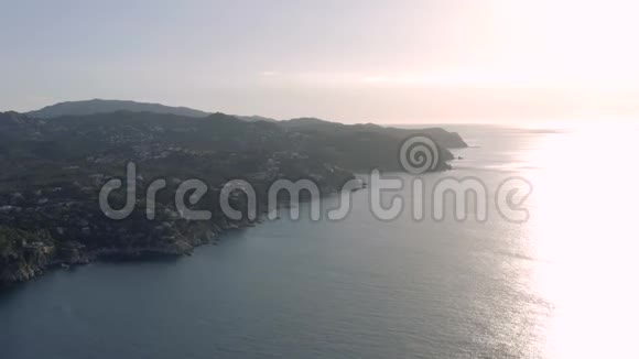 西班牙4K无人驾驶飞机夏季在地中海上飞行视频的预览图