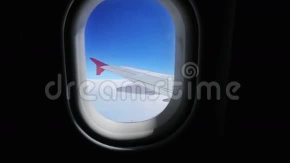 飞在云层上方的飞机窗户视频的预览图