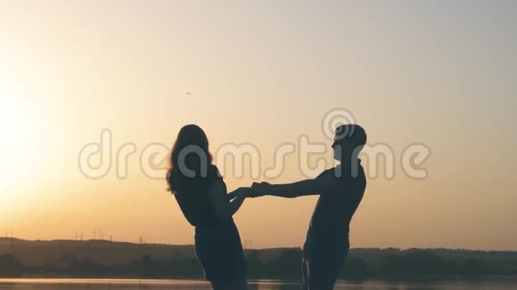 夏天在河流和日落的背景下年轻的一对迷恋在大自然中的夫妇视频的预览图