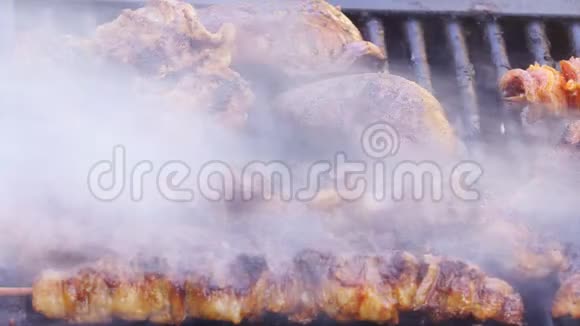 烤肉架上的烤肉串视频的预览图