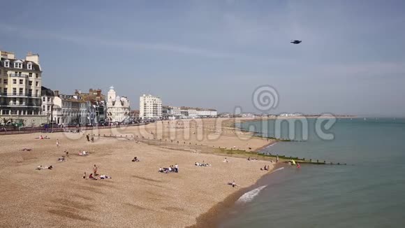 英国伊斯特伯恩海滩人们享受阳光视频的预览图