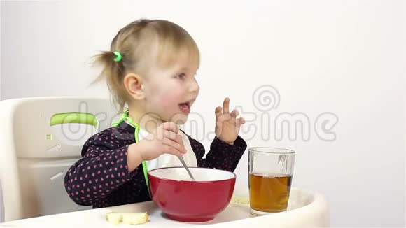 一个两岁的小女孩吃粥视频的预览图