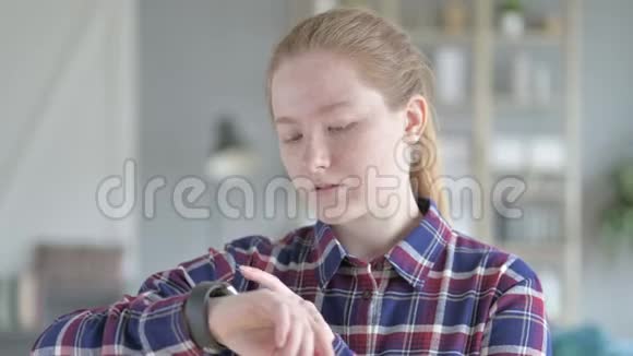 年轻女性使用智能手表视频的预览图