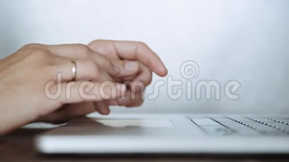 女性在笔记本电脑键盘上打字的特写镜头视频的预览图