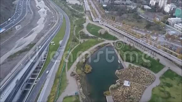 智利的河流高速公路和公园的鸟瞰图视频的预览图