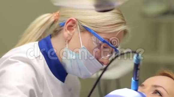 在牙科办公室工作的年轻女牙医视频的预览图