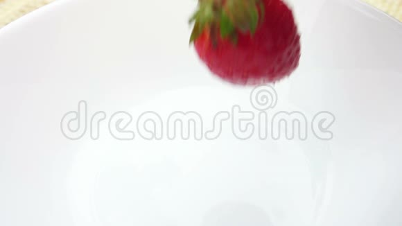 草莓落在白色的碗里视频的预览图